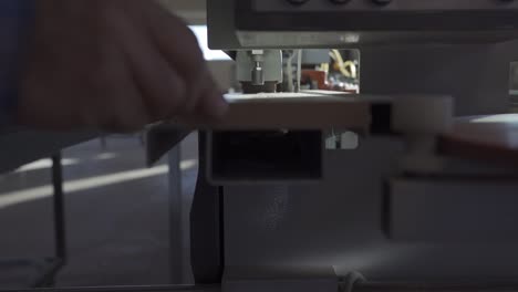 máquina de bandas de borde en el taller de carpintería. cámara lenta.