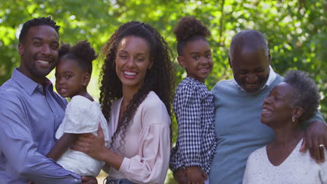 Porträt-Einer-Lächelnden-Mehrgenerationenfamilie,-Die-Gemeinsam-Einen-Spaziergang-Auf-Dem-Land-Genießt