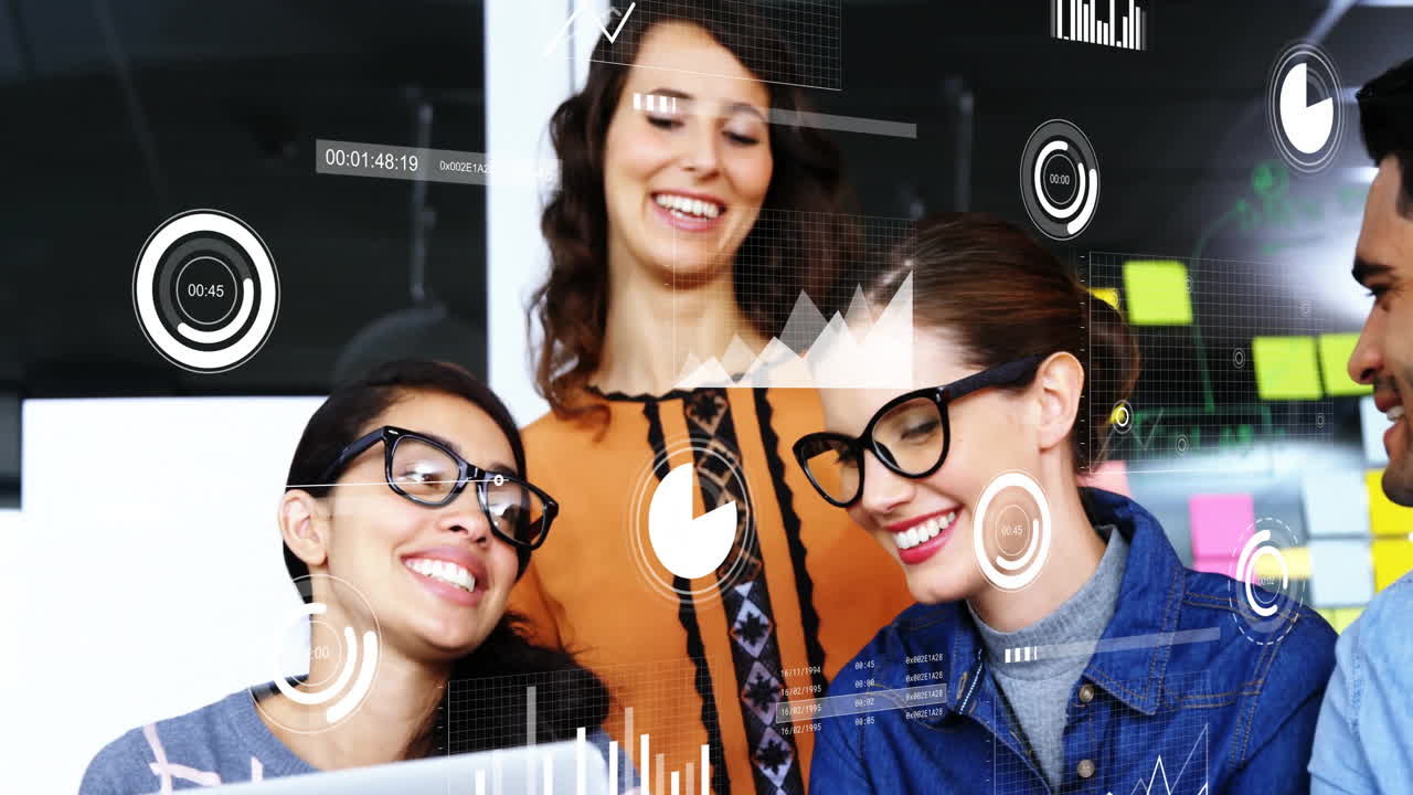 animación de procesamiento de datos y diagramas sobre diversas personas de negocios discutiendo el trabajo