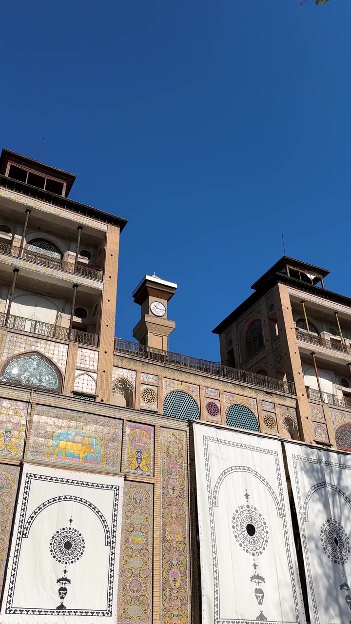 Iconiche torri gemelle a Teheran, luogo storico, punto di riferimento iraniano, architettura tradizionale, paesaggio urbano, cielo azzurro incantevole, destinazione pittoresca, stile di vita turistico, viaggio estivo pacifico in Iran
