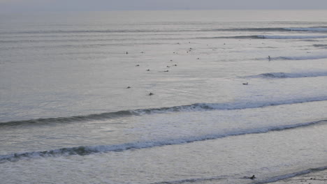 Lapso-De-Tiempo-De-Surfistas-Atrapando-Olas-En-Ventura-Point-En-Ventura-California