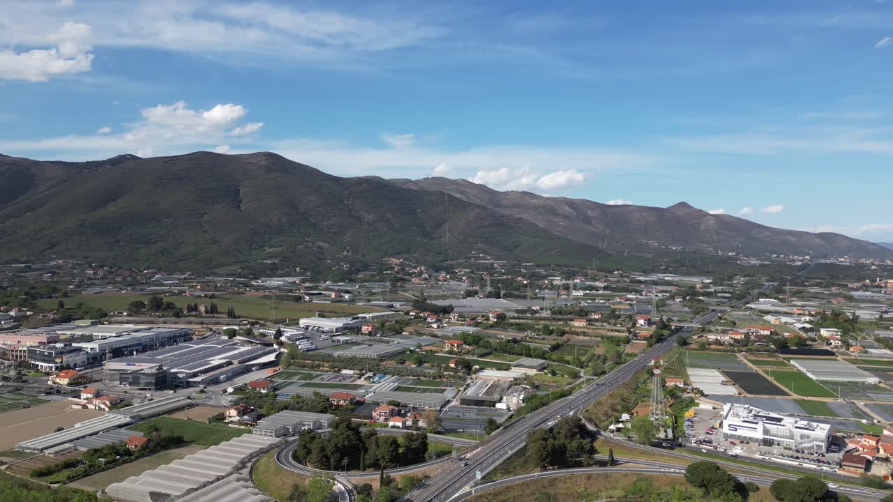 vista desde un avión no tripulado de la ciudad de albenga, riviera italiana
