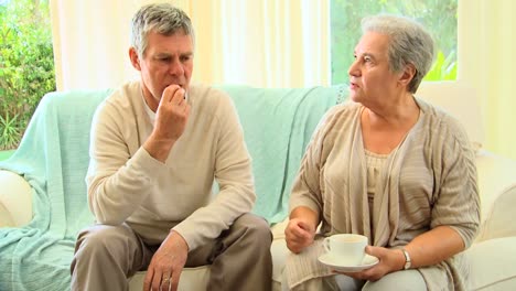 Couple-chatting-and-drinking-tea