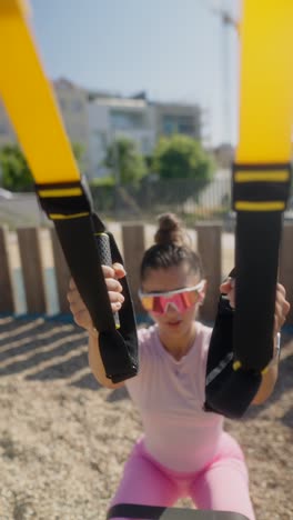 mujer haciendo ejercicio al aire libre con bandas de resistencia