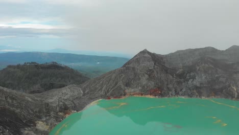 Berühmter-Türkisfarbener-Wassersee-Im-Vulkankrater-Von-Kawah-Ijen,-Ostjava