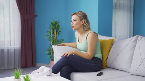 la mujer que dice "wow" a lo que ve en la televisión.
