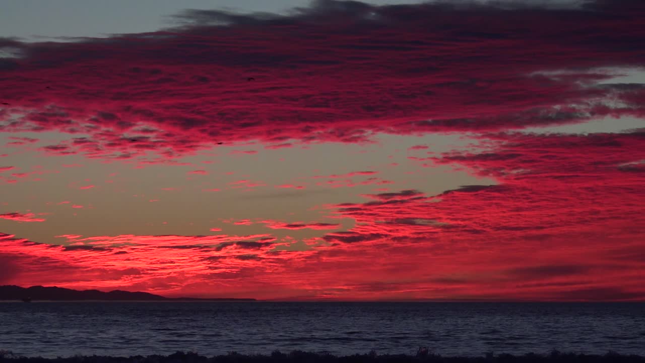 un atardecer rojo sangre ilumina una playa del sur de california 1
