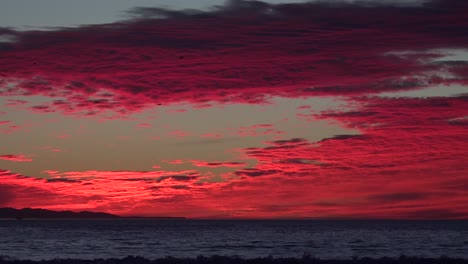 un atardecer rojo sangre ilumina una playa del sur de california 1