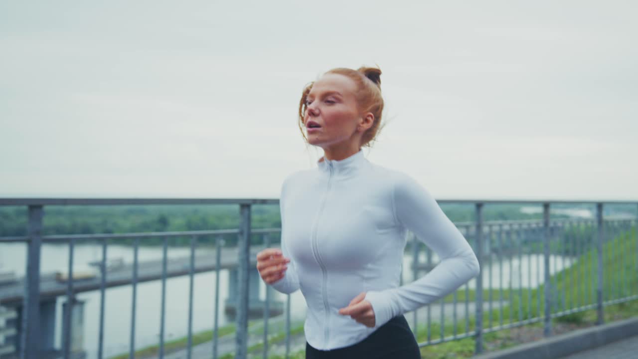 Donna che corre all'aperto