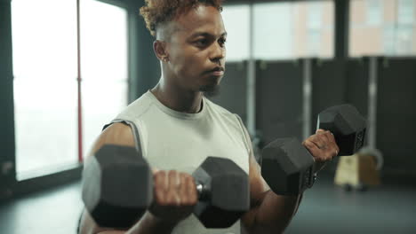 hombre haciendo rizos de bíceps en el gimnasio
