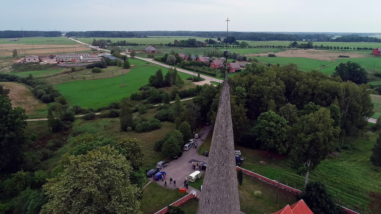 종탑 과  ⁇ 은색 과 검은색 지붕 을 가진 그림 같은 교회