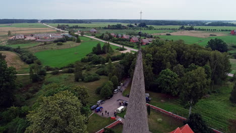 malowniczy kościół z dzwonnicą i czerwonym i czarnym dachem