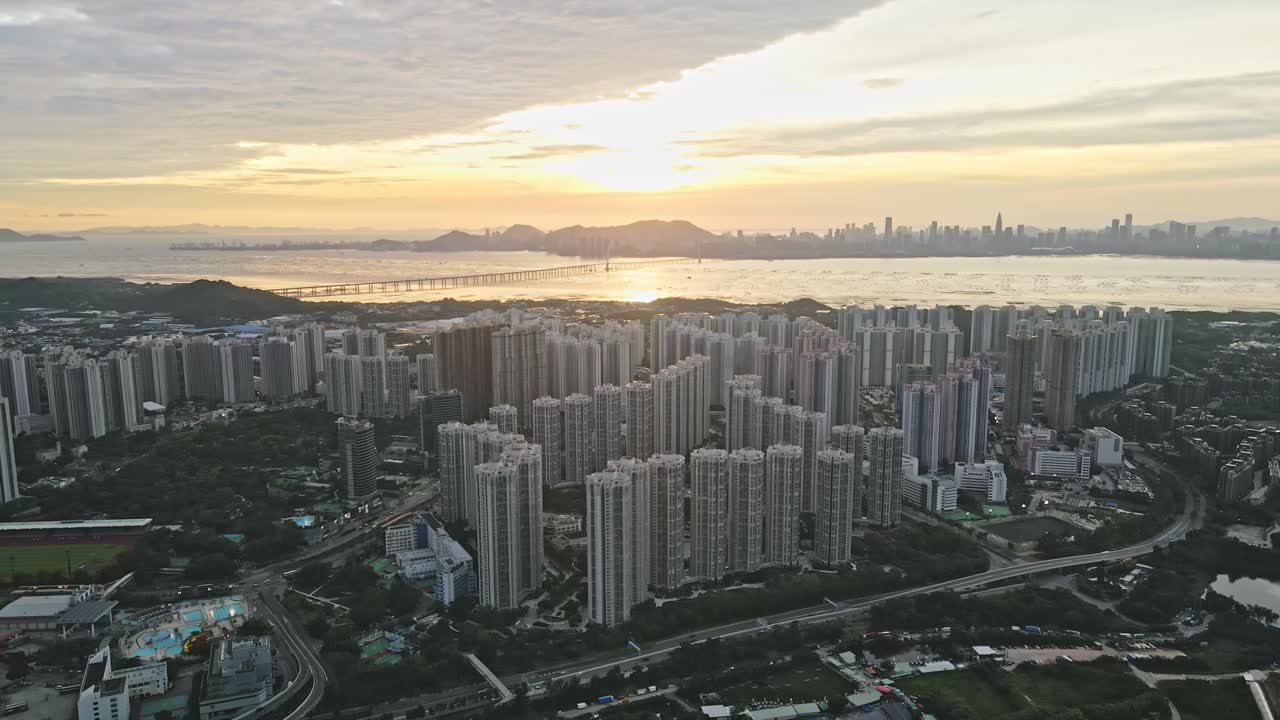 Atardecer sobre Tin Shui Wai Estate, con el Puente de la Bahía de Shenzhen al fondo