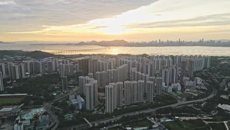 Puesta-De-Sol-Sobre-La-Finca-Tin-Shui-Wai,-El-Puente-De-La-Bahía-De-Shenzhen-Al-Fondo