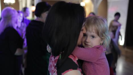 Un-Niño-Pequeño-Baila-En-La-Fiesta-Con-Su-Madre.-Sentirse-Feliz.-Divirtiéndose-En-La-Discoteca