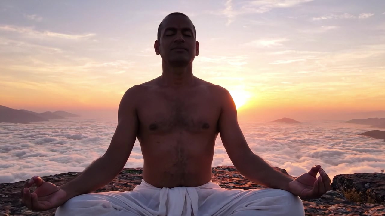 Uno stato meditativo sereno all'alba: abbracciando la pace interiore sopra le nuvole con la luce del sole che illumina l'orizzonte.