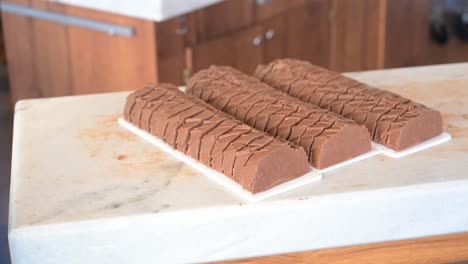 la isla de mackinac, el caramelo de chocolate de michigan, cortado, esperando su embalaje.