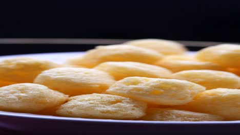 cerca de las bocadillas de maíz en un cuenco