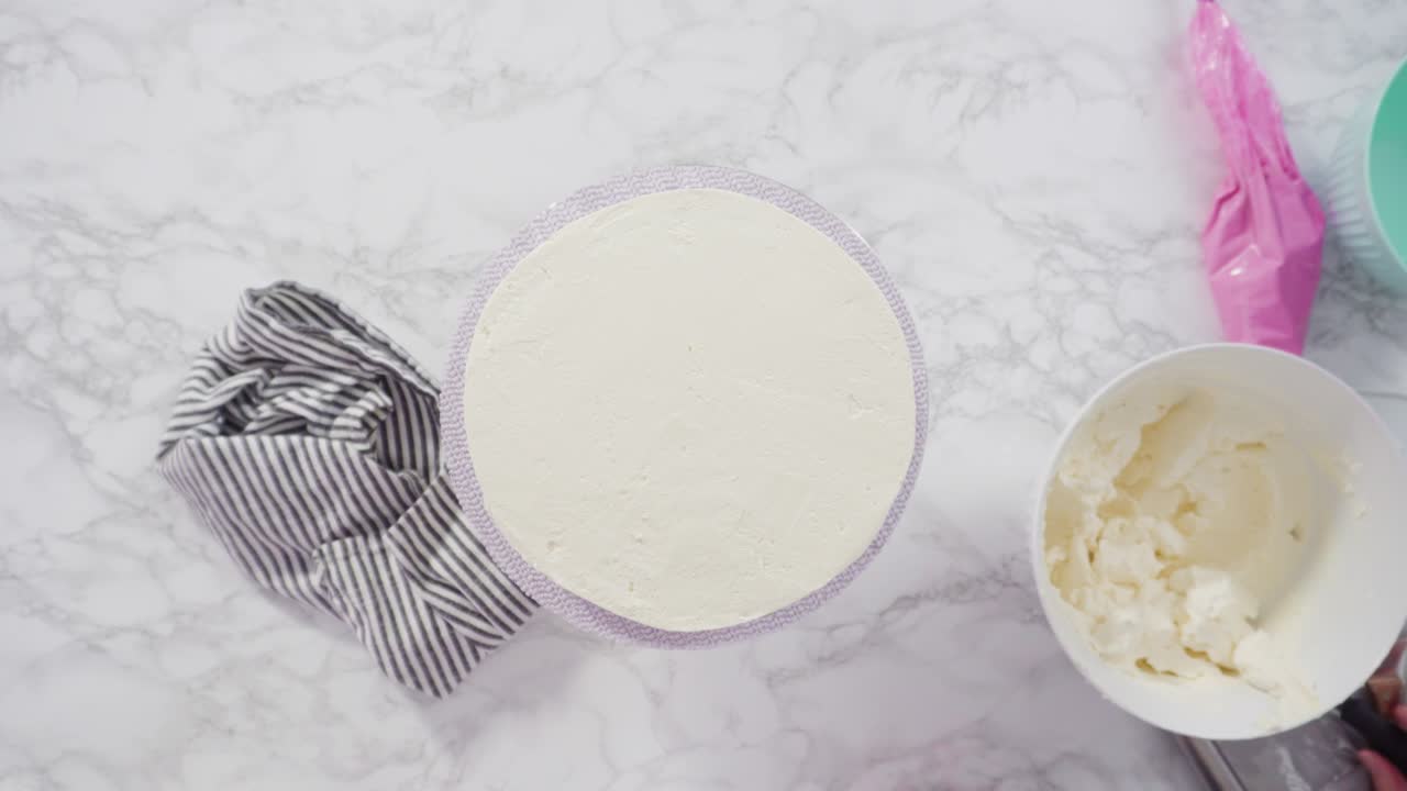 круглый торт funfetti с белой итальянской сливочной глазурой.