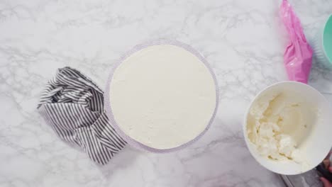 helado de torta funfetti redonda con helado blanco de crema de mantequilla italiana.