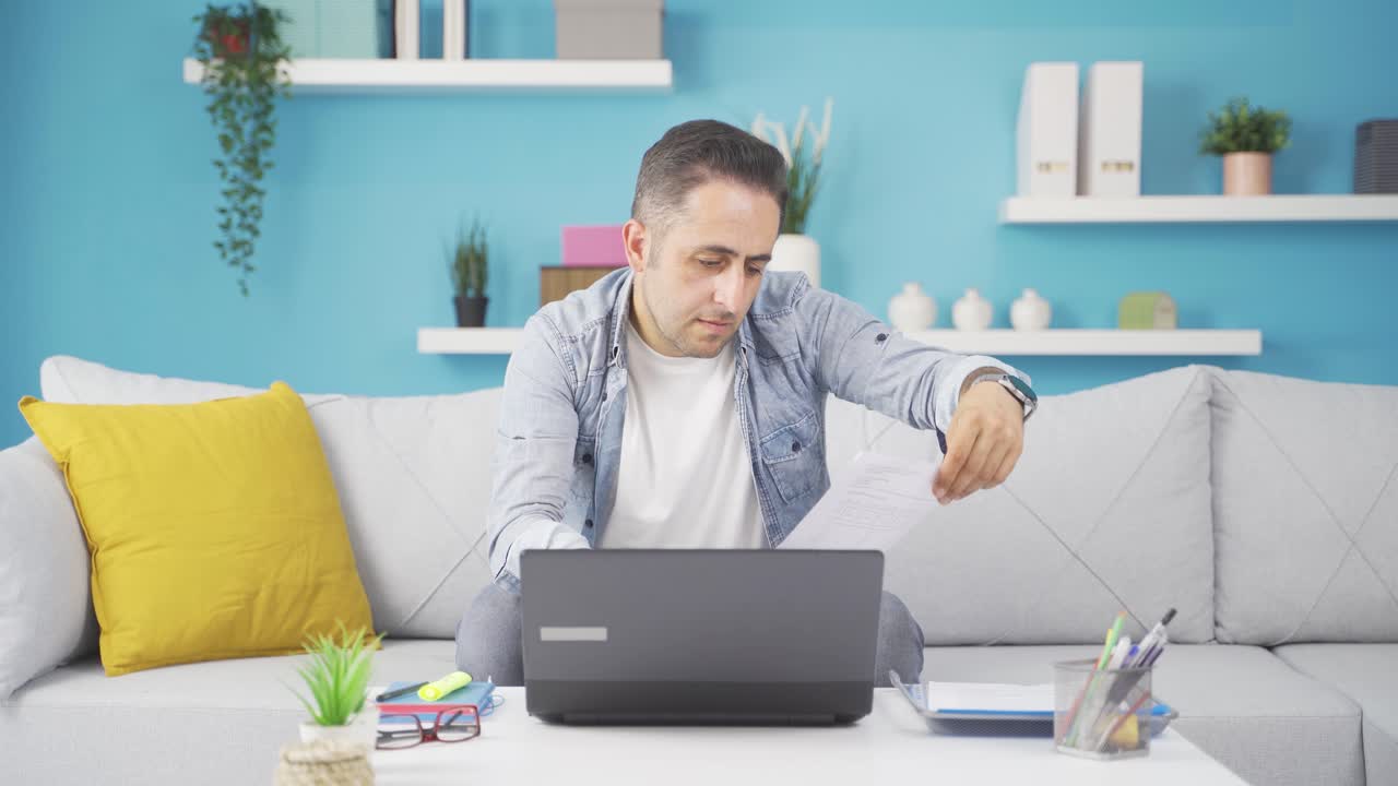 hombre trabajando duro en la computadora portátil.