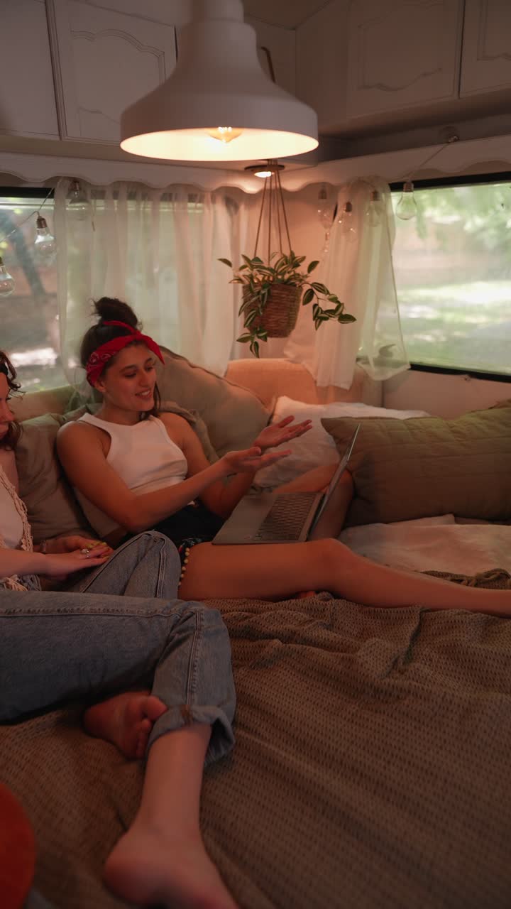 dos mujeres relajándose en una caravana