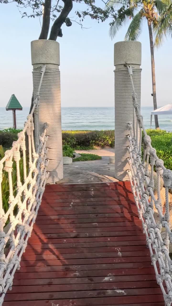un paseo panorámico sobre un puente de cuerda en un complejo tropical