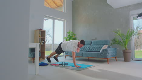 joven atlético haciendo flexiones