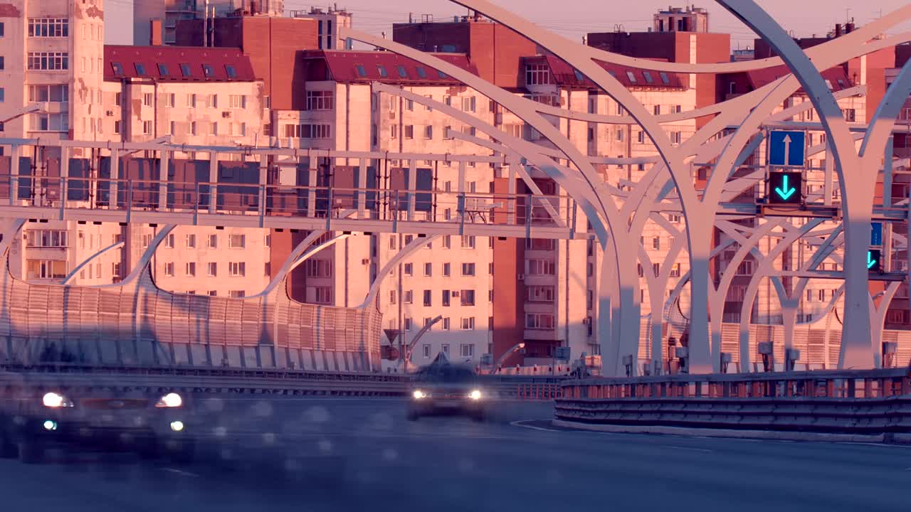 세인트 페테르부르크의 새로운 스타일리시 서쪽 고속도로 지름