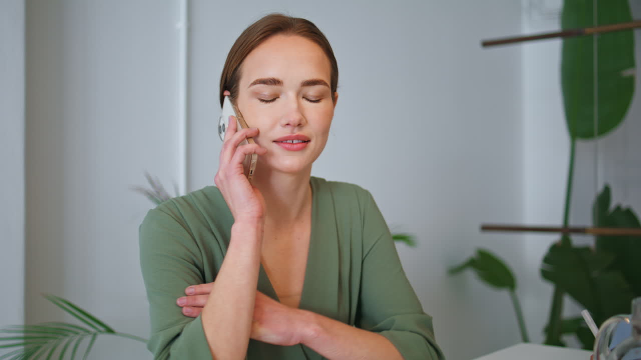 una mujer hermosa hablando por teléfono móvil de cerca. una mujer de negocios exitosa colgando.