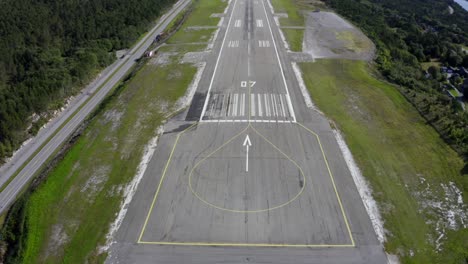 Close-up-of-the-approach-to-Kvernberget-Airport-in-Kristiansund,-Norway