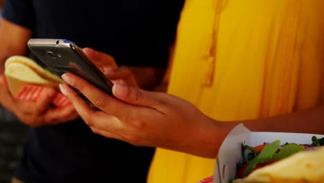 mujer usando teléfono móvil