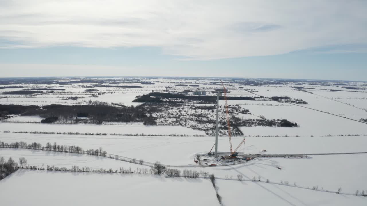 planicies nevadas planas y construcción de torres de energía eólica para la generación de energía verde