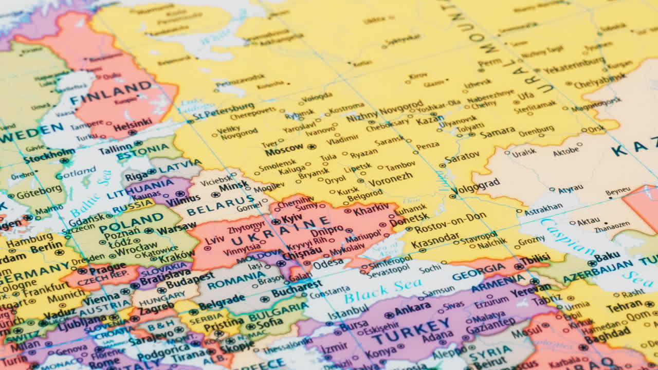 primer plano del país palabra ucrania en un mapa del mundo con el nombre detallado de la ciudad capital