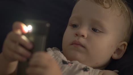 Ein-Baby-Mit-Einem-Smartphone