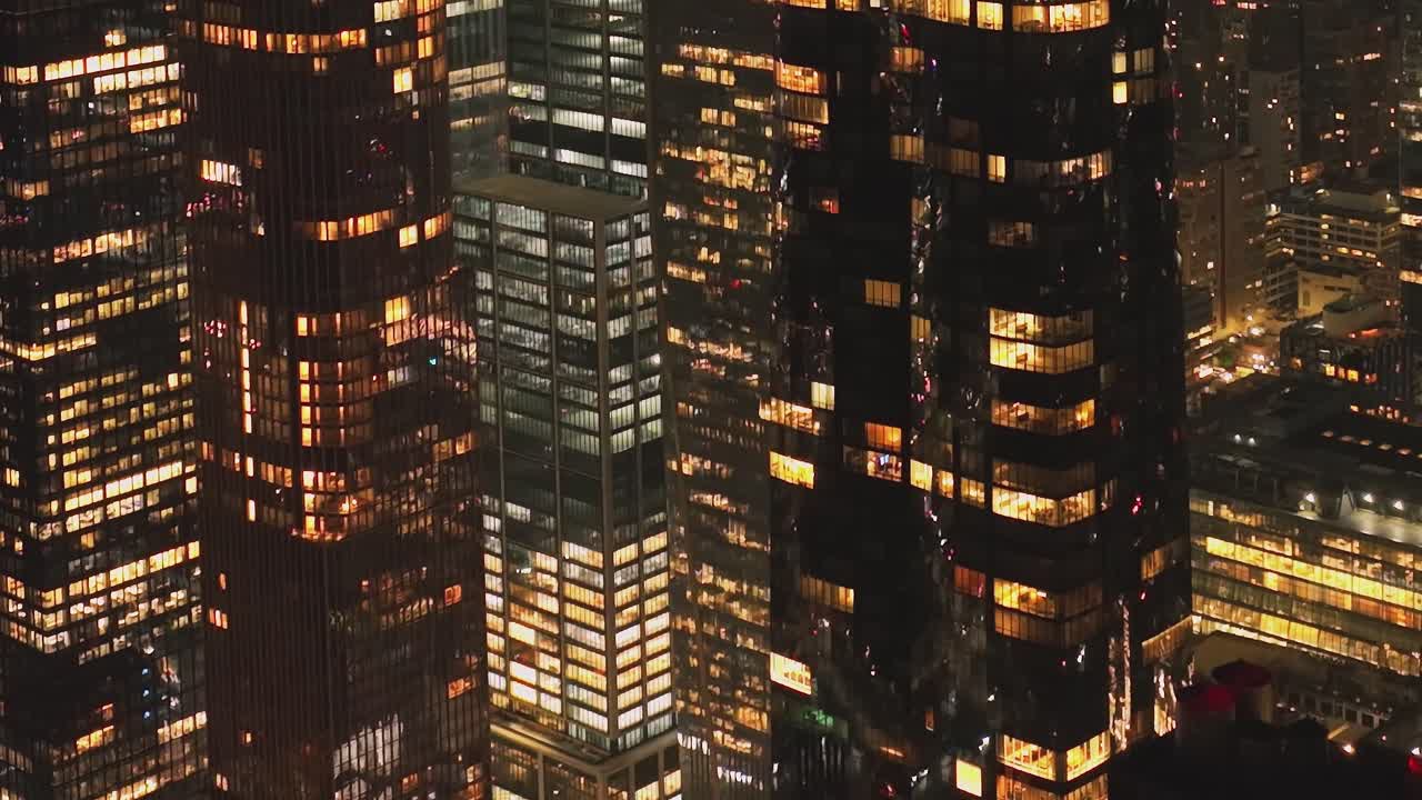 Vista Aérea do Brilho Dourado das Torres de Escritórios de Manhattan à Noite