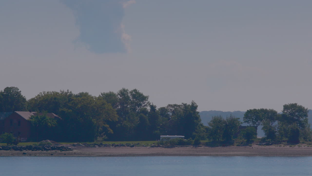 낮에는 굴삭기로 하트 섬에서 무덤을 파고 있다