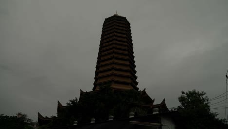 Mirando-El-Templo-Chino-Desde-La-Calle-En-Bangkok