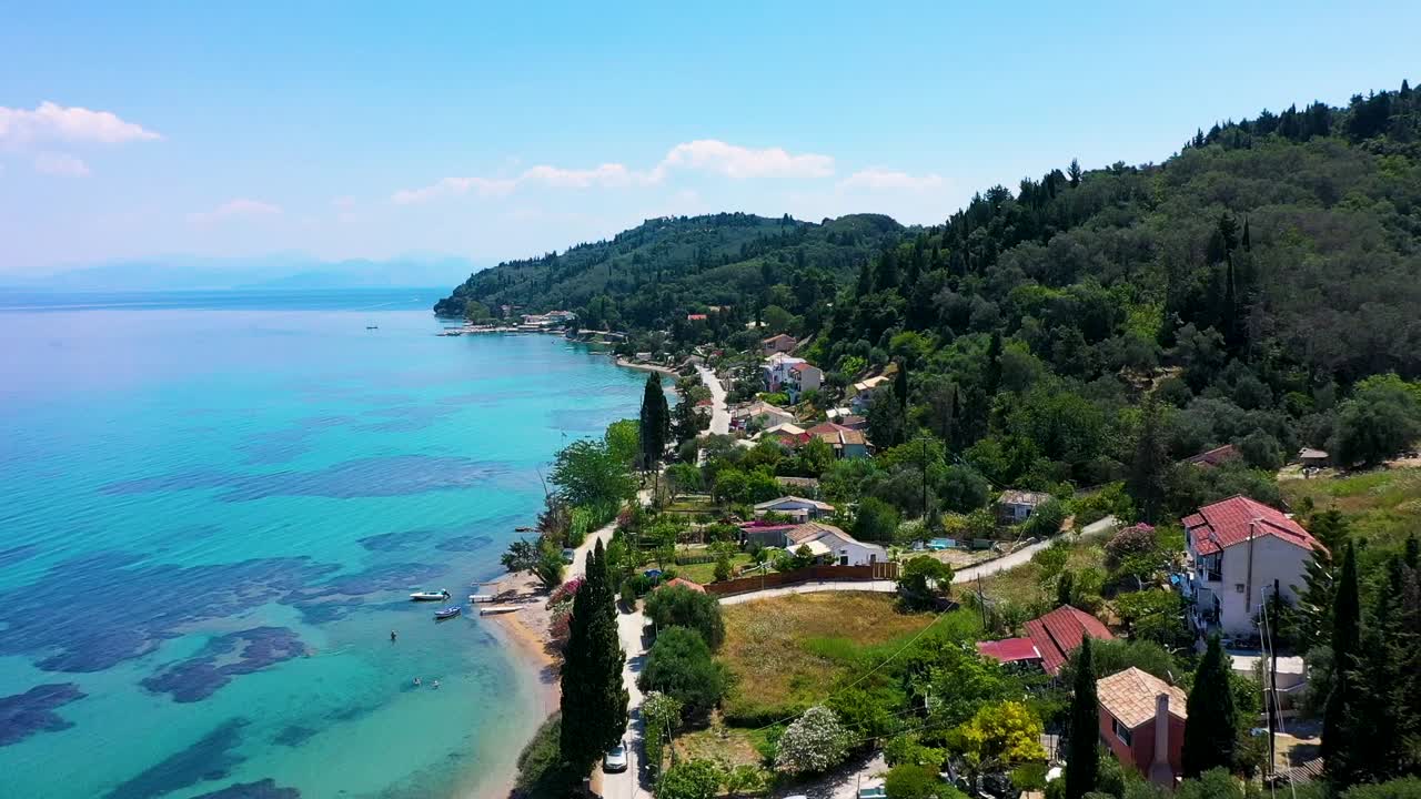 전체 보기 추적 샷 해안선 그리스, 나무, 해변, 바다 및 건물, 사람 없음, 일광