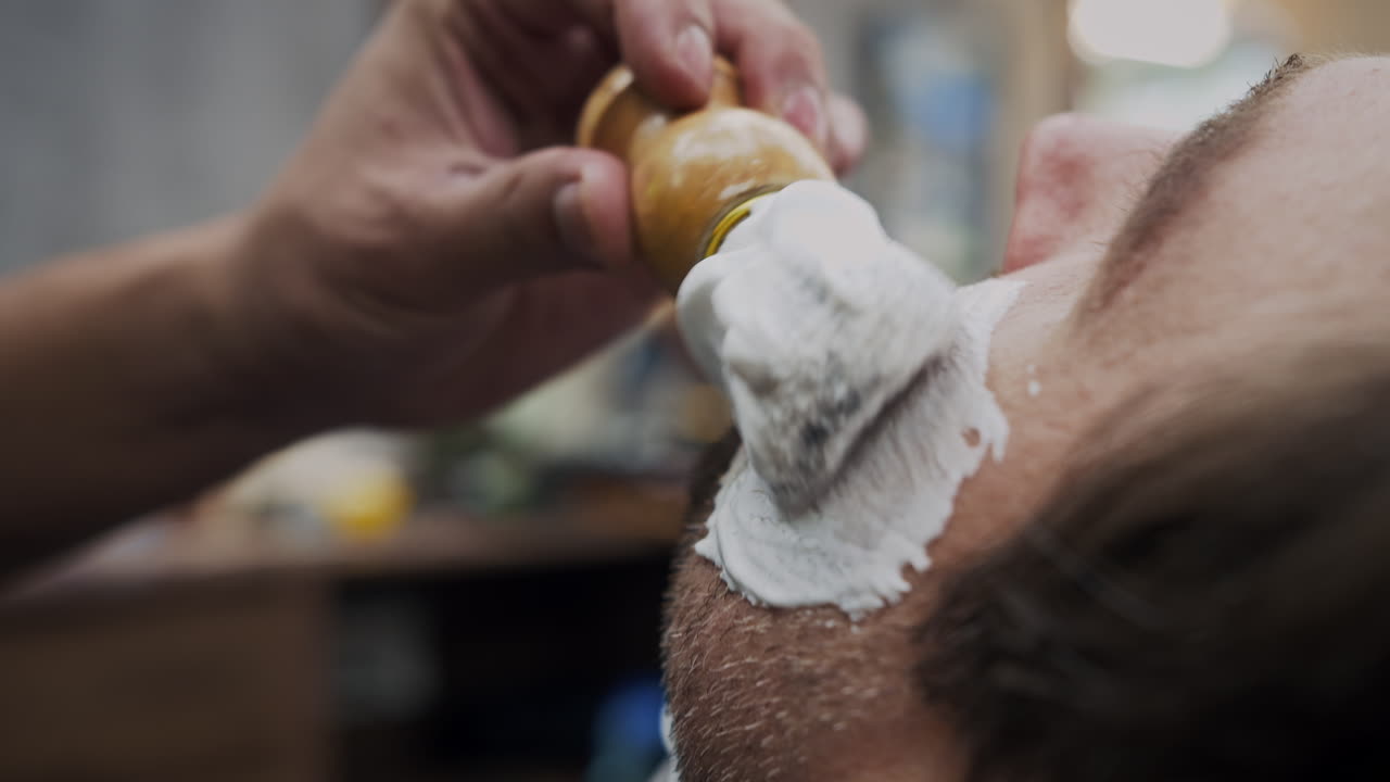 un hombre se afeita en una barbería.