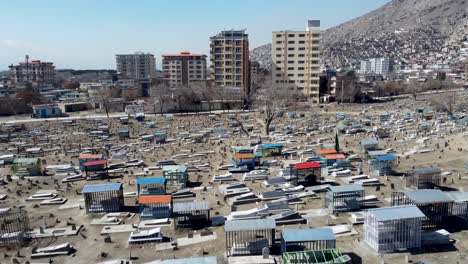 eerbetoon aan het verleden op de begraafplaatsen nabij de heuvel asamyi, kabul