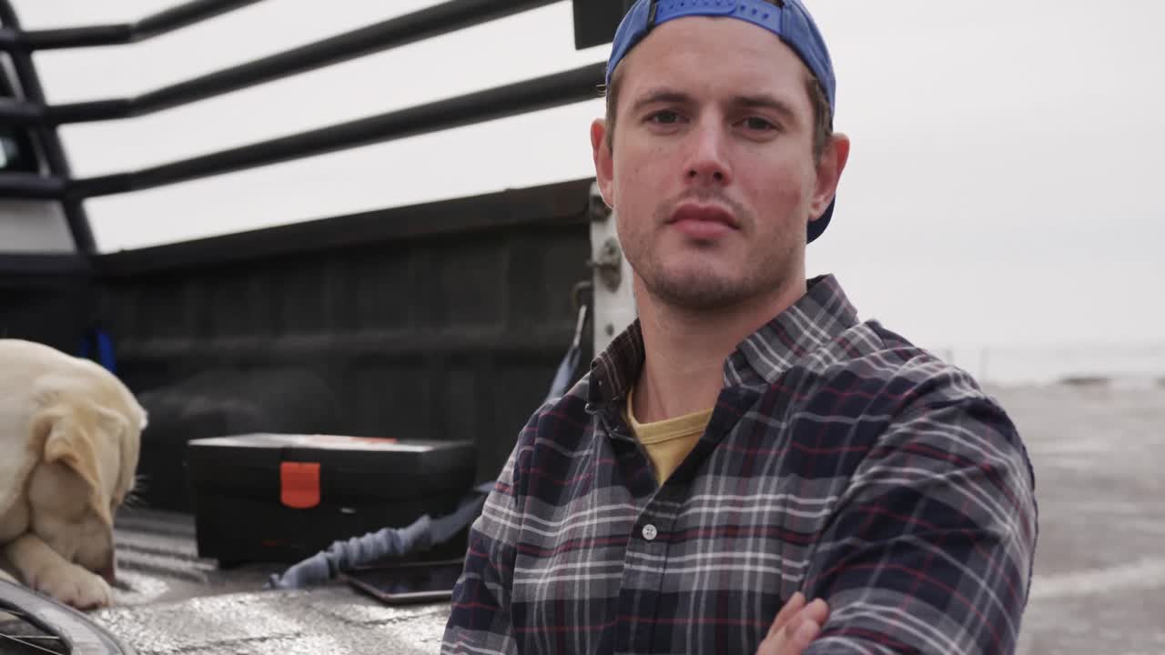 hombre discapacitado mirando a la cámara