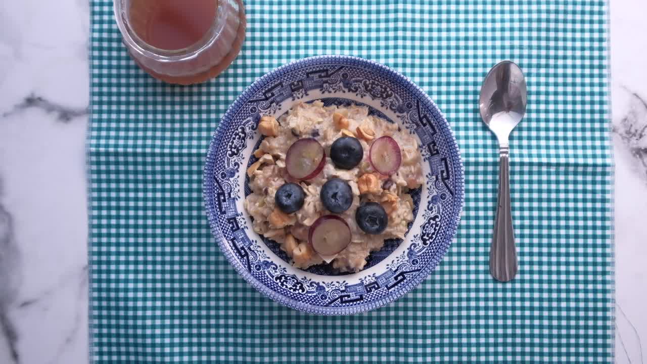 harina de avena saludable con bayas y nueces