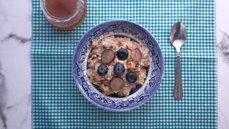 harina de avena saludable con bayas y nueces