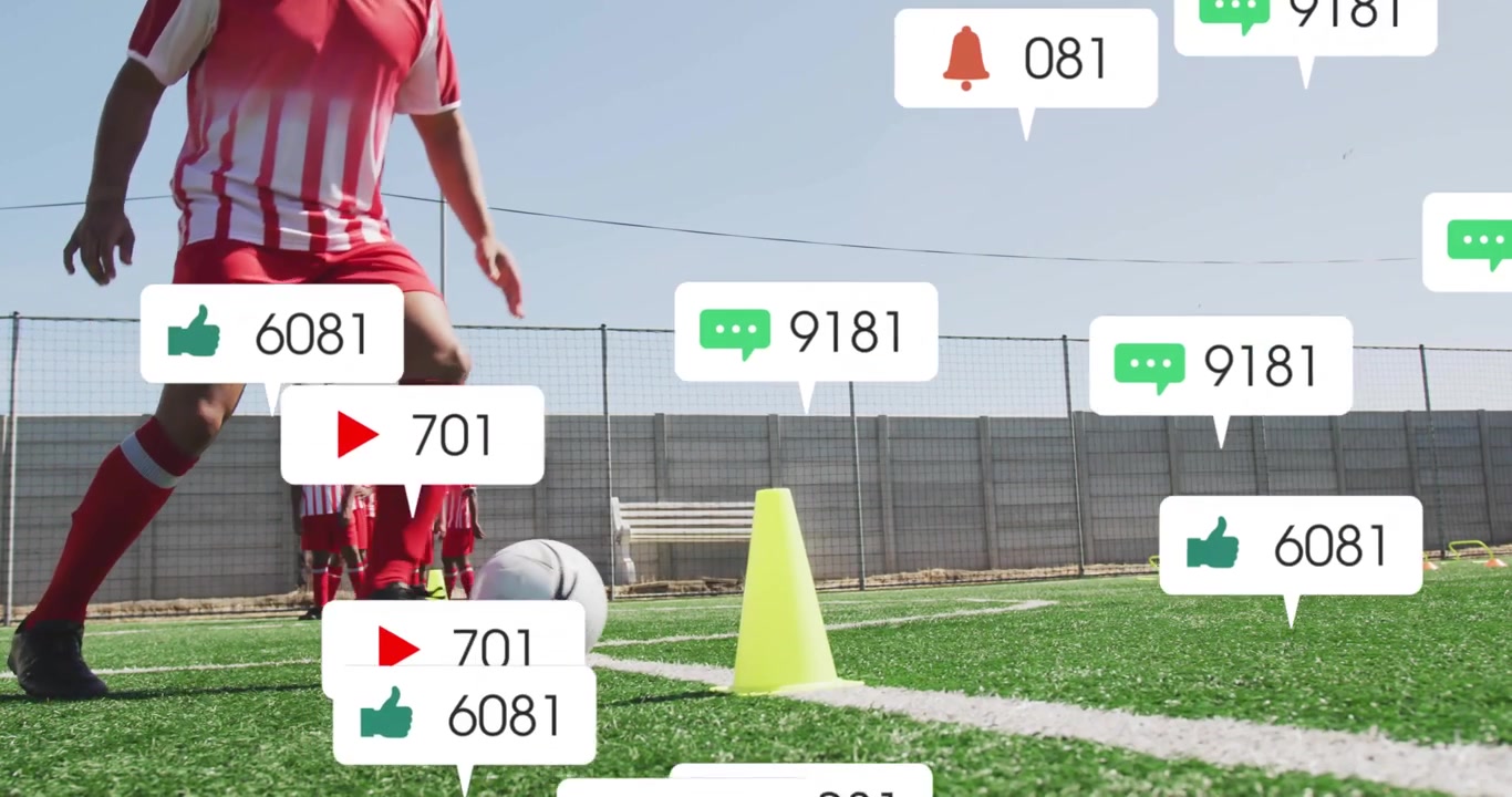 Jogador de futebol em treinamento colocando a bola, driblando cones enquanto notificações sobem mostrando engajamento