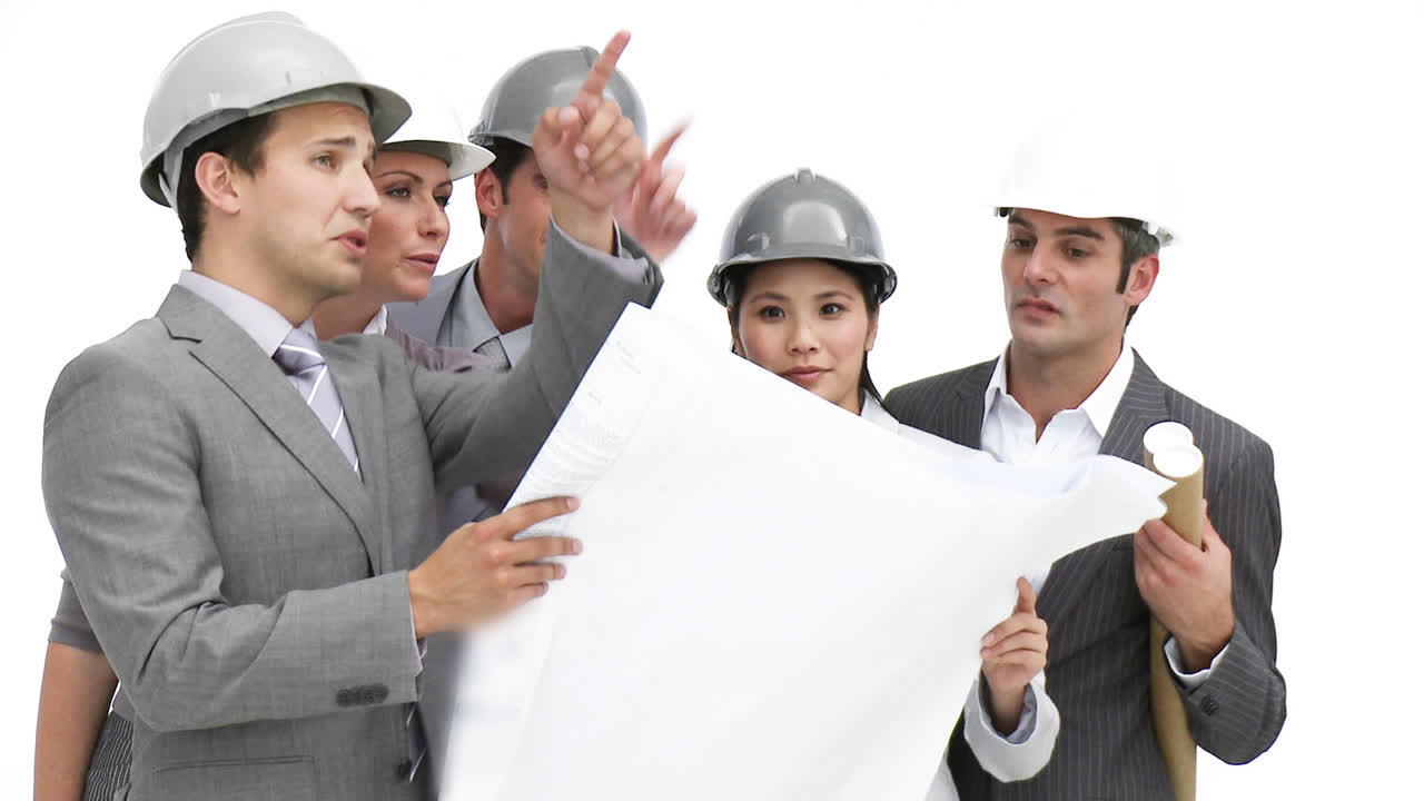 야심찬 건축가 팀이 일하고 있습니다.