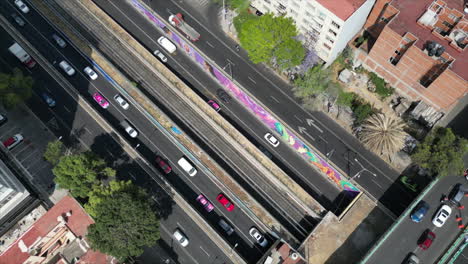 Freier-Blick-Auf-Eine-Wichtige-Autobahn-In-Mexiko,-Von-Einer-Drohne-Aus-Gesehen