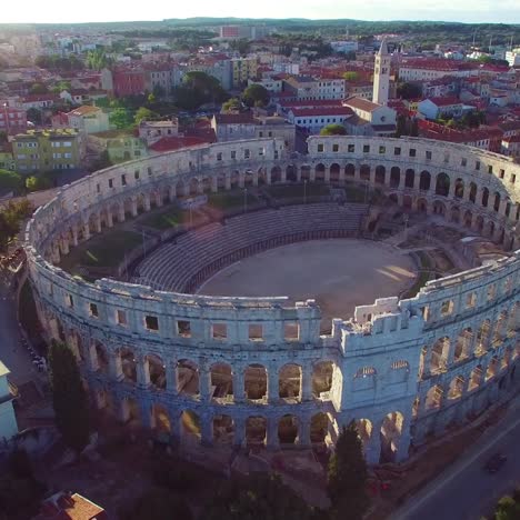 Atemberaubende-Luftaufnahme-Des-Bemerkenswerten-Römischen-Amphitheaters-In-Pula-Kroatien-2