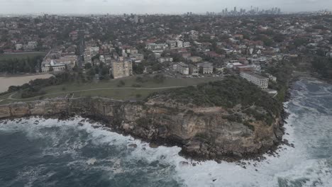 Coogee-City-Mit-Gordons-Bay-Beach-An-Einem-Stürmischen-Tag---Gefährliche-Wellen,-Die-Auf-Klippen-Krachen---Sydney,-Nsw,-Australien