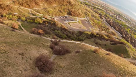 drone volando a través del cañón de pizarra cerca del valle de utah en un día soleado con tonos vibrantes que iluminan la montaña mientras el corredor mira hacia la naturaleza